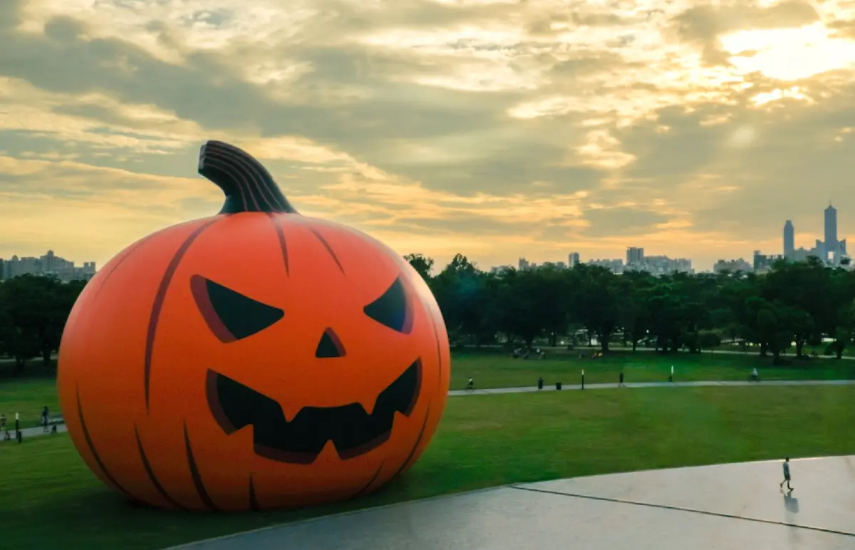 2025高雄萬聖節在衛武營！22公尺南瓜、演唱卡司、遊行、交通攻略