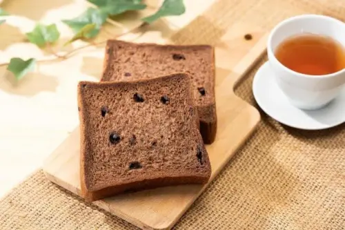 ▲晨光GOLD生土司系列全新的「巧克力生土司」，添加了法國進口巧克力。（圖／NOWnews攝）