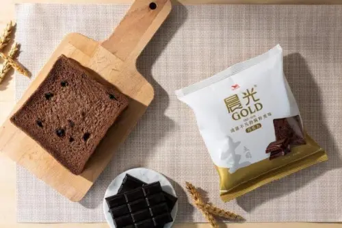 ▲晨光GOLD巧克力生土司，帶有香甜可可風味、甜而不膩。（圖／NOWnews攝）