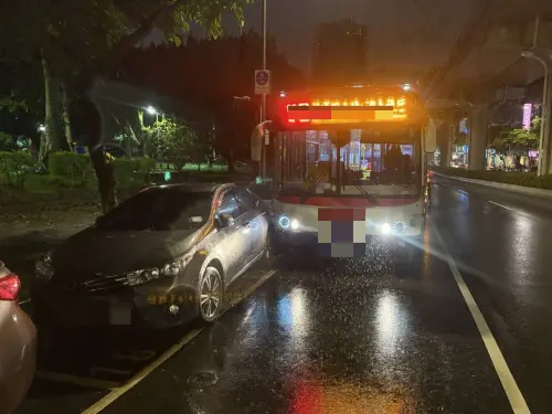 北市內湖公車開一半爆胎！保時捷「停路邊衰遭波及」車主：心碎了
