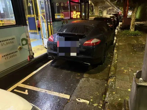 ▲北市內湖公車爆胎，保時捷遭撞車主心碎。（圖／翻攝畫面）