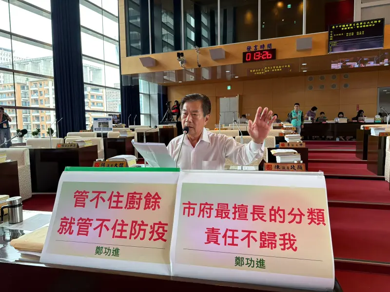 ▲議員鄭功進指出，建國市場豬肉攤商因防疫措施被迫停業，市府不應讓他們獨自承擔(圖／柳榮俊攝2025.10.30)