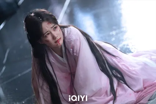 ▲《天地劍心》人妖虐戀掀追劇潮　成毅甘願為愛折壽10年救蜘蛛精李一桐。（圖／iQIYI愛奇藝國際版）