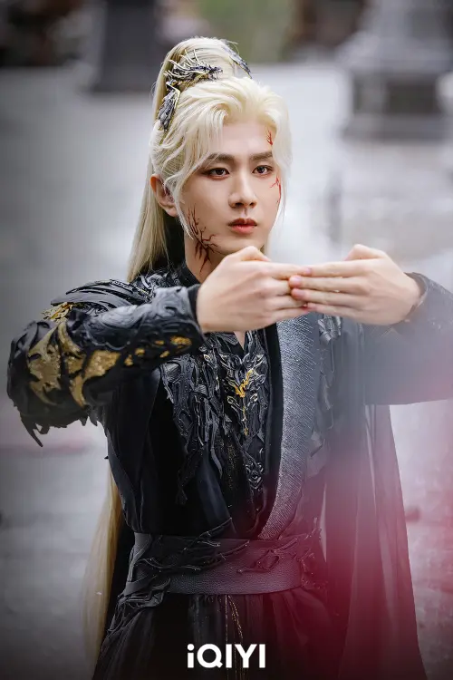 ▲《天地劍心》人妖虐戀掀追劇潮　成毅甘願為愛折壽10年救蜘蛛精李一桐。（圖／iQIYI愛奇藝國際版）