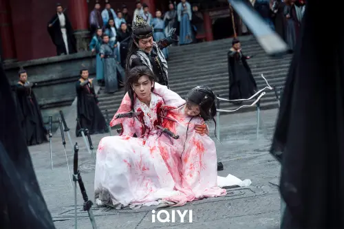 ▲《天地劍心》人妖虐戀掀追劇潮　成毅甘願為愛折壽10年救蜘蛛精李一桐。（圖／iQIYI愛奇藝國際版）