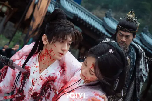 ▲《天地劍心》人妖虐戀掀追劇潮　成毅甘願為愛折壽10年救蜘蛛精李一桐。（圖／iQIYI愛奇藝國際版）