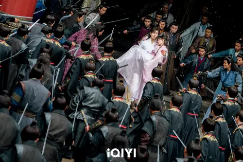 ▲《天地劍心》人妖虐戀掀追劇潮　成毅甘願為愛折壽10年救蜘蛛精李一桐。（圖／iQIYI愛奇藝國際版）