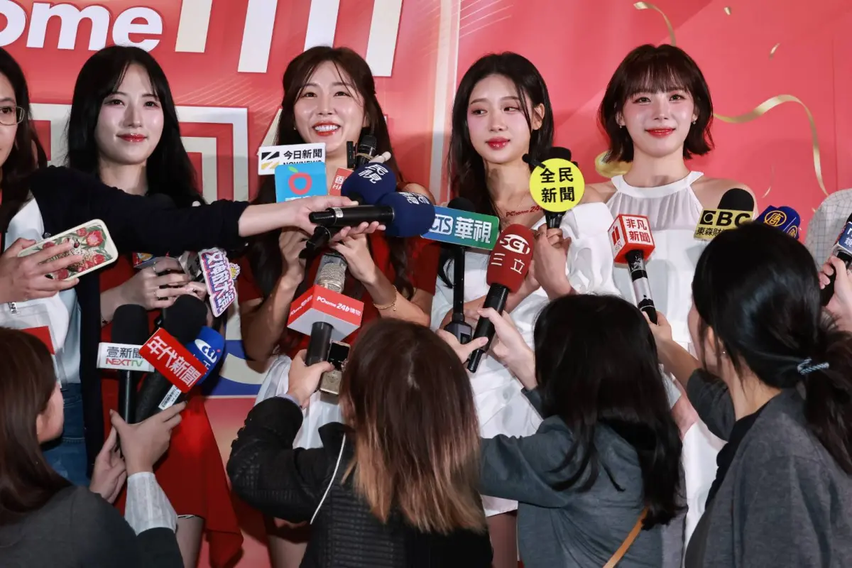 ▲河智媛(右一)、禹洙漢(右二)今和安芝儇(右三)、朴旻曙(右四)一起出席雙11記者會，關於「明年見」，河智媛、禹洙漢皆表示「依公司公布為主」，語帶保留但也沒把說死。（圖／記者吳翊緁攝）