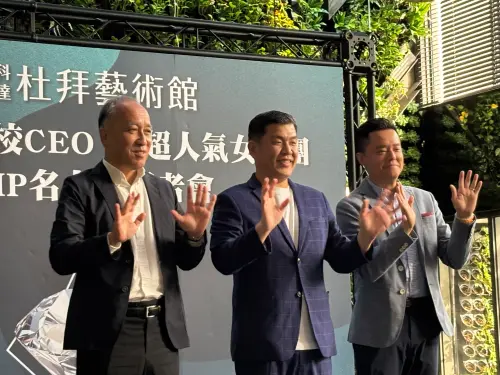 ▲科達建築董事長賴建程（中）喊出「早鳥98折讓利」。（圖／記者徐銘穗攝）