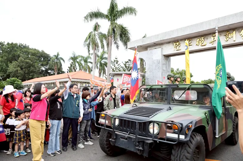 ▲ 台南市長黃偉哲特別舉辦歡送與祝福活動，現場氣氛熱鬧，吸引三百餘名民眾前來參與，為砲校官兵送行。（圖／南市府提供）