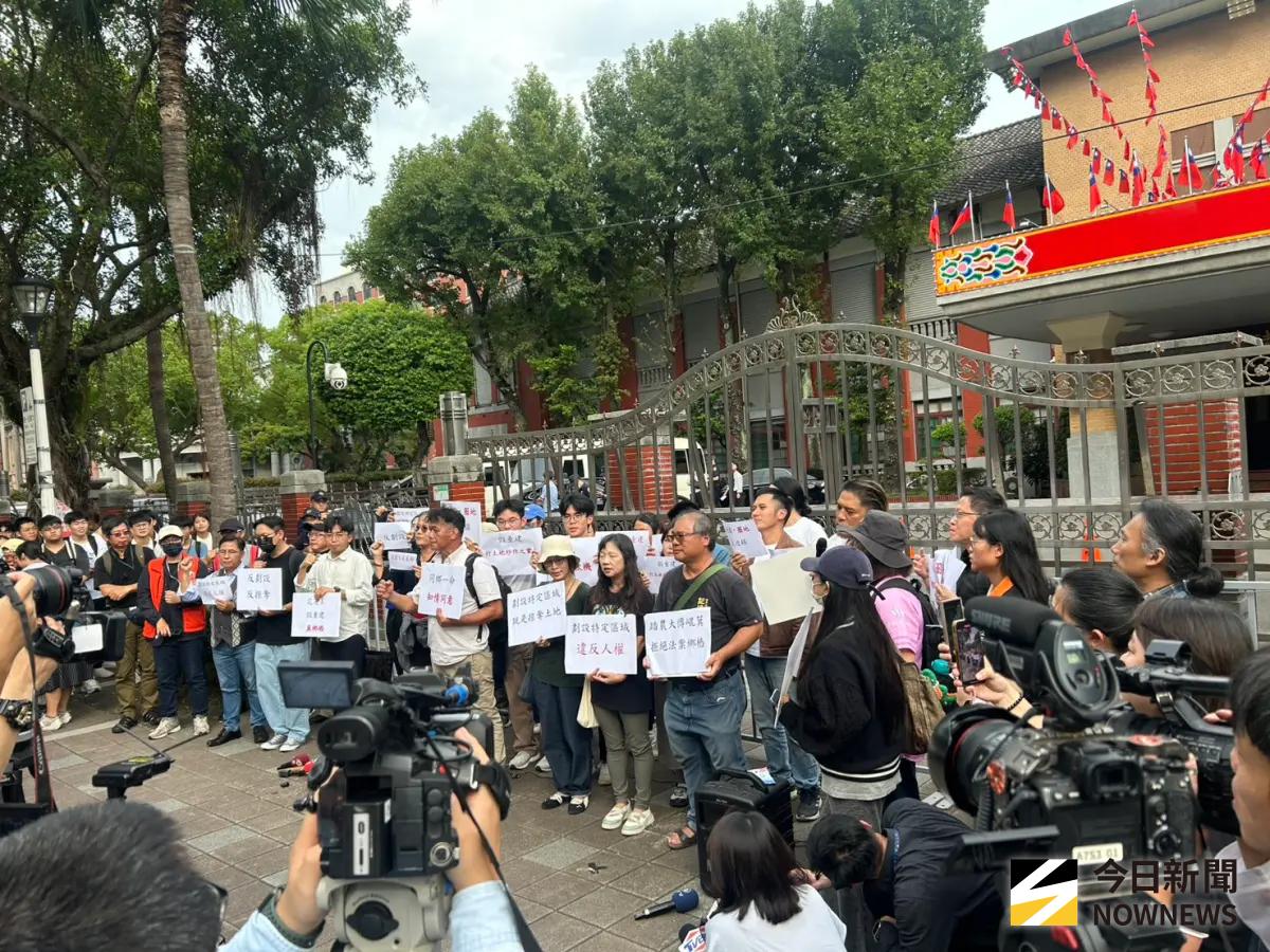 不滿傅崐萁災後重建條例！青年衝立法院抗議 反對「特定區劃設」