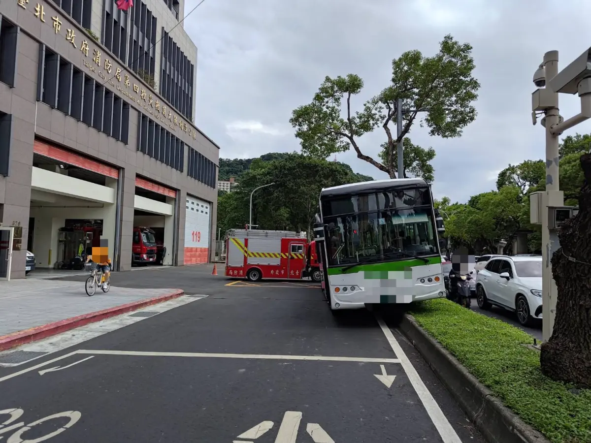 ▲一輛大都會客運公車今（30日）行駛至台北市士林區劍潭分隊前突撞上分隔島。（圖／翻攝畫面）