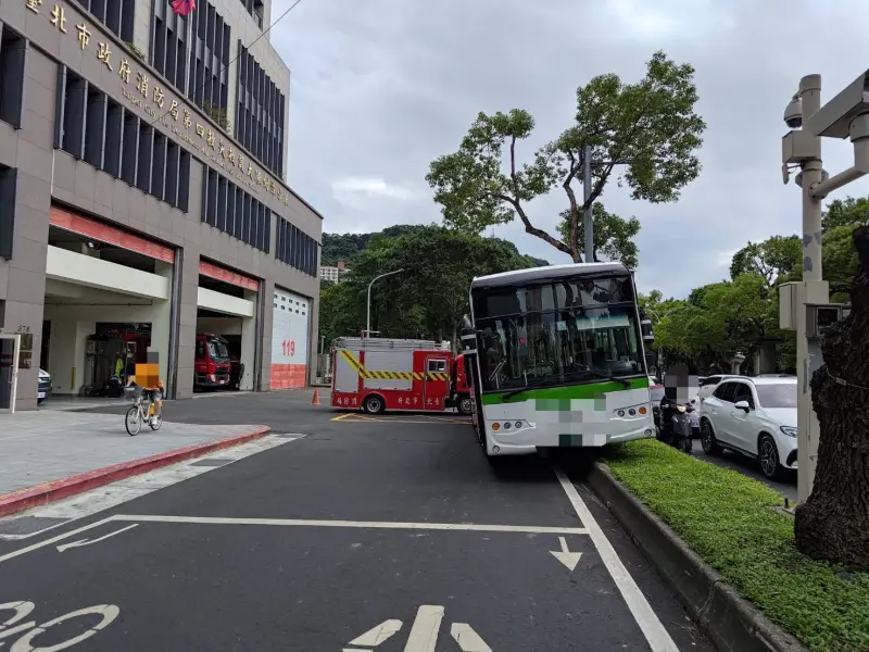 ▲一輛大都會客運公車今（30日）行駛至台北市士林區劍潭分隊前突撞上分隔島。（圖／翻攝畫面）