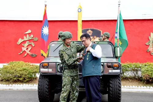 ▲ 永康砲校指揮官李少將（左）致贈「砲彈造型水壺」予市長黃偉哲象徵市府肩負關廟新校區建設及永康舊址開發重任。（圖／南市府提供）