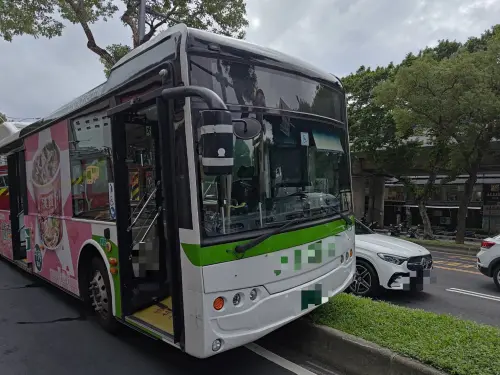 ▲北市公車「暴衝上分隔島」車上乘客全嚇壞！業者：一人發百元禮券。（圖／翻攝畫面）