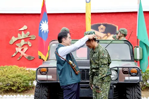 ▲ 台南市長黃偉哲（右）代表市府致贈野戰帽給指揮官李少將，感謝砲校長年駐防地方、守護鄉里，並祝福部隊遷駐關廟新校區順利平安。（圖／南市府提供）