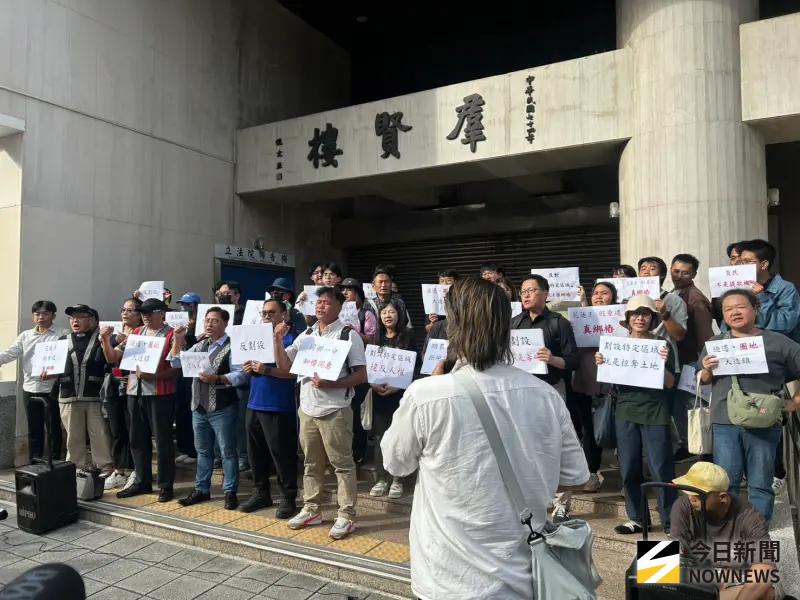    ▲馬太鞍溪流域跨部落青年小組代表 Namoh Nofu 表示，我們不要被劃定特定區域安置。（圖／記者林怡昕攝，2025.10.30）  