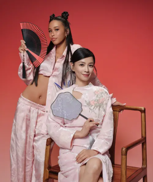 ▲張庭（右）15歲的女兒外型超出眾。（圖／張庭微博）