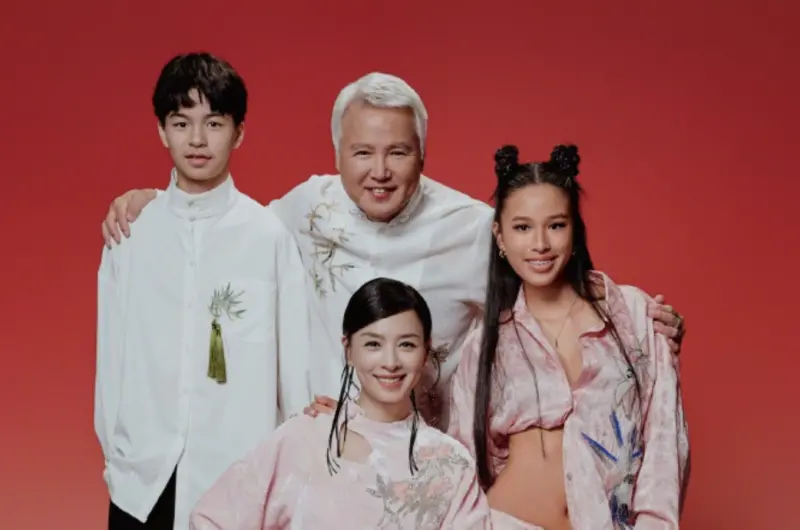 ▲張庭（下）、林瑞陽（上）結婚多年，日前她罕見在社群曬出全家福，其中他們15歲的女兒外型超出眾，美貌震驚網友。（圖／張庭微博）