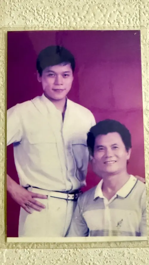 ▲洪榮宏探望恩師陳木，陳木幾年前中風失去語言能力，卻能清晰地喊出洪榮宏的名字，讓他感動落淚。（圖／阿爾發音樂提供）