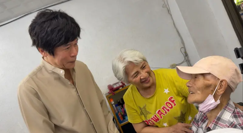 ▲洪榮宏（左1）探望恩師陳木，陳木幾年前中風失去語言能力，卻能清晰地喊出洪榮宏的名字，讓他感動落淚。（圖／阿爾發音樂提供）