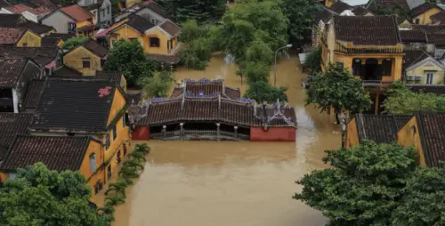 暴雨沖走11棟民房！越南峴港災情不斷　逾6萬5千戶民宅遭洪水淹沒

