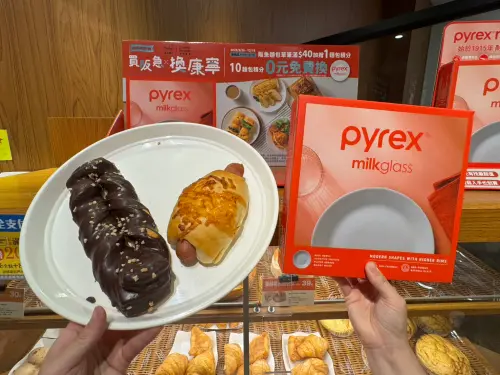 ▲集滿10點以0元兌換「康寧Pyrex Milk Glass強化玻璃餐盤8.5吋淺盤」一個。（圖／全聯提供）