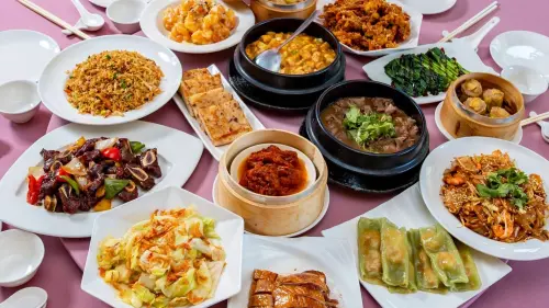 ▲ 「港點百匯」每日供應超過60道粵式料理，現場還特別設計「港式推車」巡桌服務，營造濃濃茶樓氛圍。（圖／青青國際婚宴餐飲集團提供）