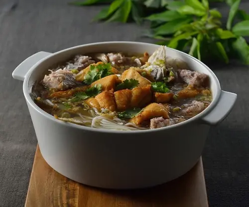 ▲台北美福「萬萬 BOOK「超值饗宴」活動推出消費滿 1萬 元即送兌換券，可換到白鯧芋頭米粉等菜色。（圖／台北美福大飯店提供）