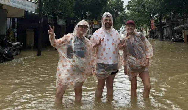 ▲儘管越南中部遇到歷史性洪災，但因為會安是全球旅遊勝地，仍有慕名前往的遊客在當地留下照片。（圖／翻攝自越南快訊）