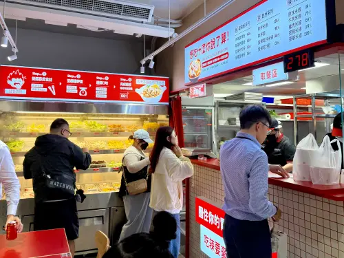 ▲自助食材區鄰近結算櫃檯，的確偶爾會「塞車」。（圖／記者蕭涵云攝）