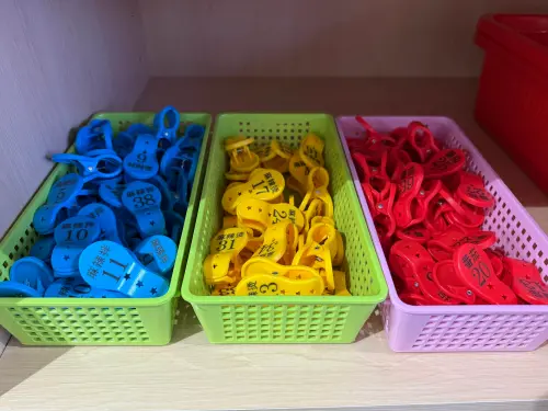 ▲麻辣燙（有湯）與麻辣拌，夾子標示只差一個字，記得看清楚。（圖／記者蕭涵云攝）