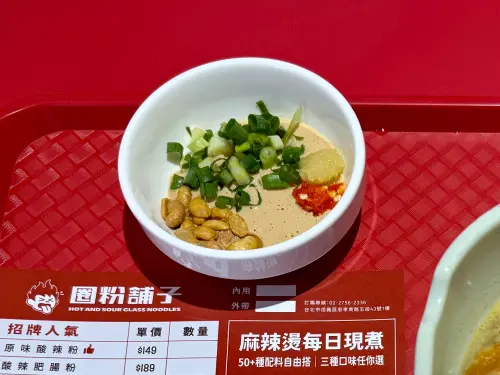 ▲醬料區有油炸花生、油潑辣子等少見佐料。（圖／記者蕭涵云攝）