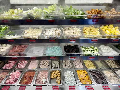 ▲圈粉舖子自助食材區選擇眾多，想吃什麼夾什麼，以秤重方式計價。（圖／記者蕭涵云攝）