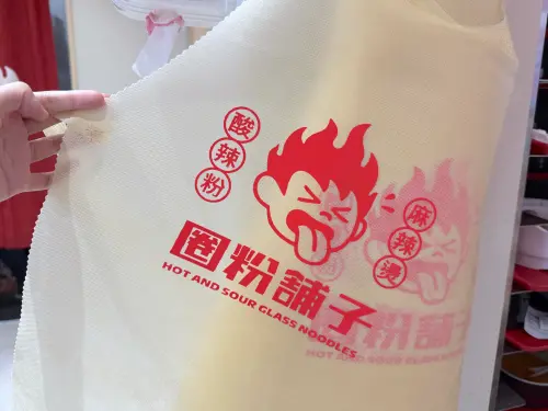 ▲跟海底撈一樣，圈粉舖子也有提供圍兜兜讓饕客自取。（圖／記者蕭涵云攝）