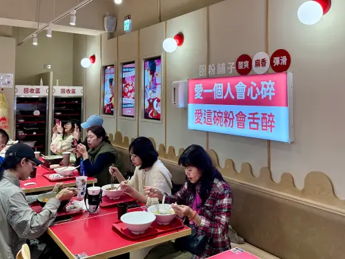 ▲天氣變冷，來上一碗承襲海底撈風味的麻辣燙，還有不辣的番茄湯口味好療癒。（圖／記者蕭涵云攝）