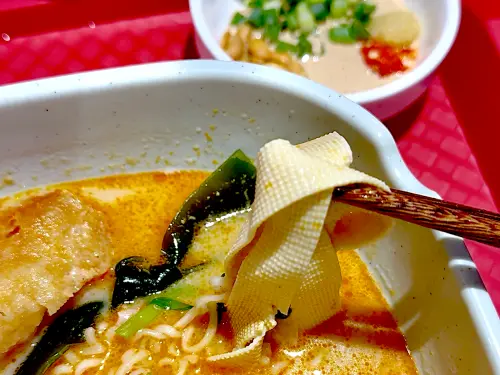 ▲看似寬麵、實則是「豆腐皮」。（圖／記者蕭涵云攝）