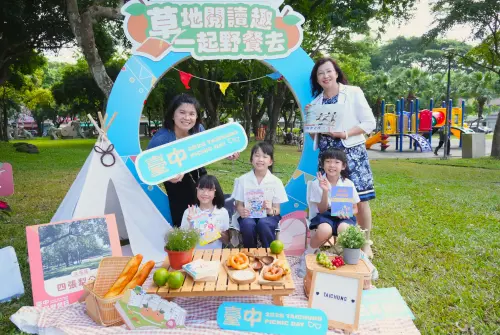 ▲四張犁國小師生搶先體驗草地閱讀野餐時光(圖／民政局提供2025.10.30)