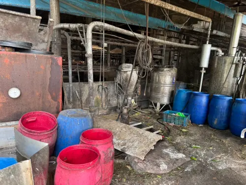 ▲NOWNEWS前往台中梧棲的案發豬場，現場清潔狀況不佳，也未拉起封鎖線。（圖／記者陳偉周攝影）