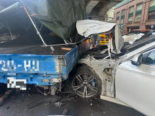 又是毒駕？新北大道「3車撞成一團」驚悚現場曝　一查竟藏通緝犯
