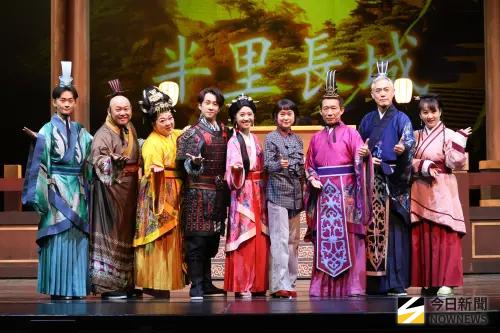▲舞台劇《半里長城》10/30彩排記者會，藝術總監王月、導演許栢昂率領郭子乾、樊光耀、Lulu黃路梓茵、陳漢典、郁方、杜詩梅登場。（圖／記者陳明安攝）