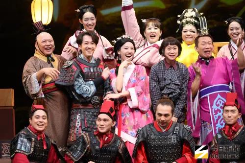 ▲舞台劇《半里長城》10/30彩排記者會，藝術總監王月、導演許栢昂率領郭子乾、樊光耀、Lulu黃路梓茵、陳漢典、郁方、杜詩梅登場。（圖／記者陳明安攝）