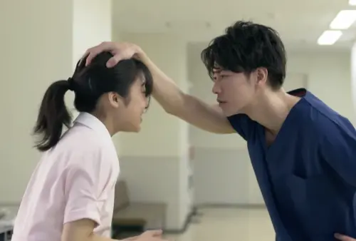 ▲佐藤健（右）在《戀愛可以持續到天長地久》一劇中飾演霸氣傲嬌的天堂醫生，吸粉無數。（圖／Paravi YT）