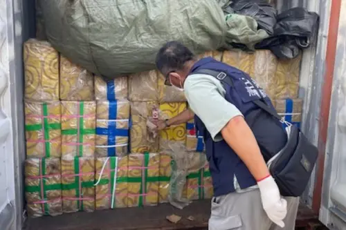 ▲警政署保3總隊2大隊查獲外籍雜貨輪載運冷凍肉類及私菸，市值逾4000萬元，乃加以查扣，依法處理。(圖／保3總隊2大隊提供) 