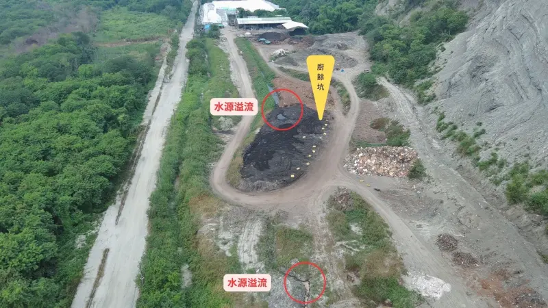    ▲時代力量台中黨部執行長鄒明諺曝光空拍畫面，霧峰燕圾湖雖已覆土，仍出現兩股溢流。（圖／鄒明諺提供，2025.10.31）  