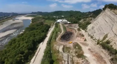 ▲霧峰燕圾湖的旁邊就是烏溪，對岸是南投鳥嘴潭，每日供應25萬噸民生用水。（圖／鄒明諺提供，2025.10.30）