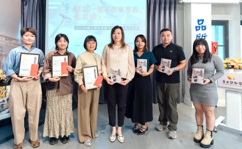 ▲高雄市政府勞工局舉辦快門下的小說之眼職人書寫技藝工作坊與文學創作頒獎活動，由勞工教育生活中心主任林晏瑩(中)主持，並頒獎給獲獎作者。(圖／高雄市政府勞工局提供) 