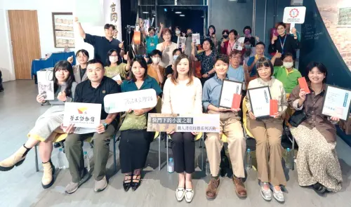 ▲高雄市政府勞工局舉辦快門下的小說之眼職人書寫技藝工作坊與文學創作頒獎活動，由勞工教育生活中心主任林晏瑩(前排中)主持。(圖／高雄市政府勞工局提供) 