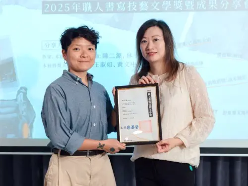 ▲勞工教育生活中心主任林晏瑩(右)頒獎給獲獎作者，以資鼓勵。(圖／高雄市政府勞工局提供)