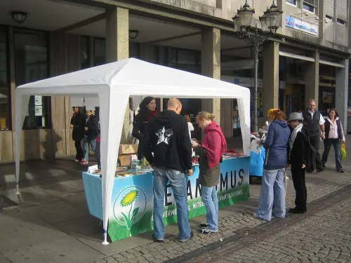 ▲各種素食團體也會在11月1日世界純素日在各地推廣素食的益處，舉辦各種講座、試吃會。（圖／Wikipedia）